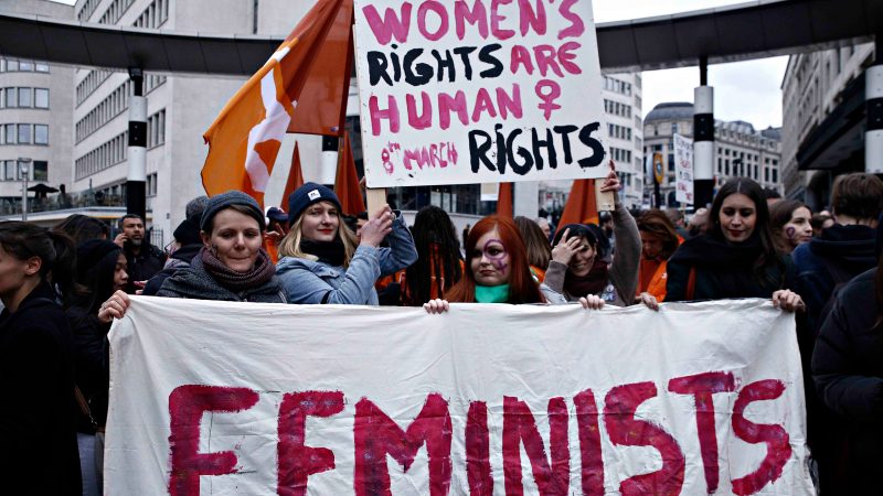 Chi si batterà per i diritti delle donne ora che i Democratici hanno eliminato i termini di genere?