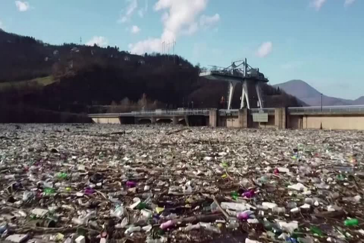 Disastro ambientale in Serbia: lago Potpecko invaso da una montagna di rifiuti, non si vede neanche l’acqua