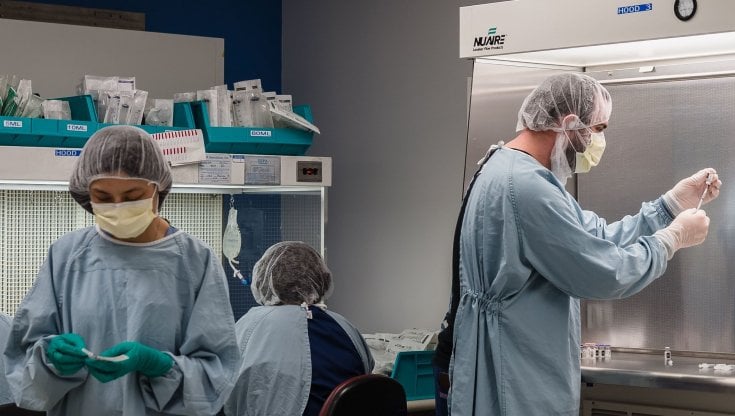 Medico greco ricoverato in terapia intensiva dopo la somministrazione del vaccino Pfizer