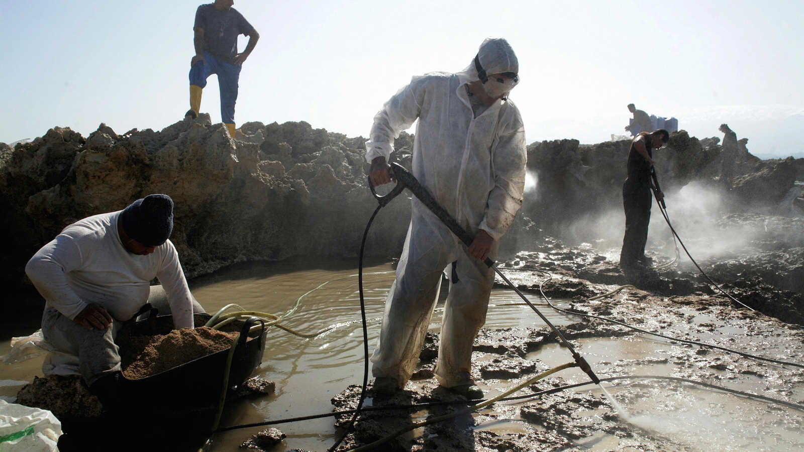 Disastro ecologico: da Israele una marea nera colpisce il sud del Libano
