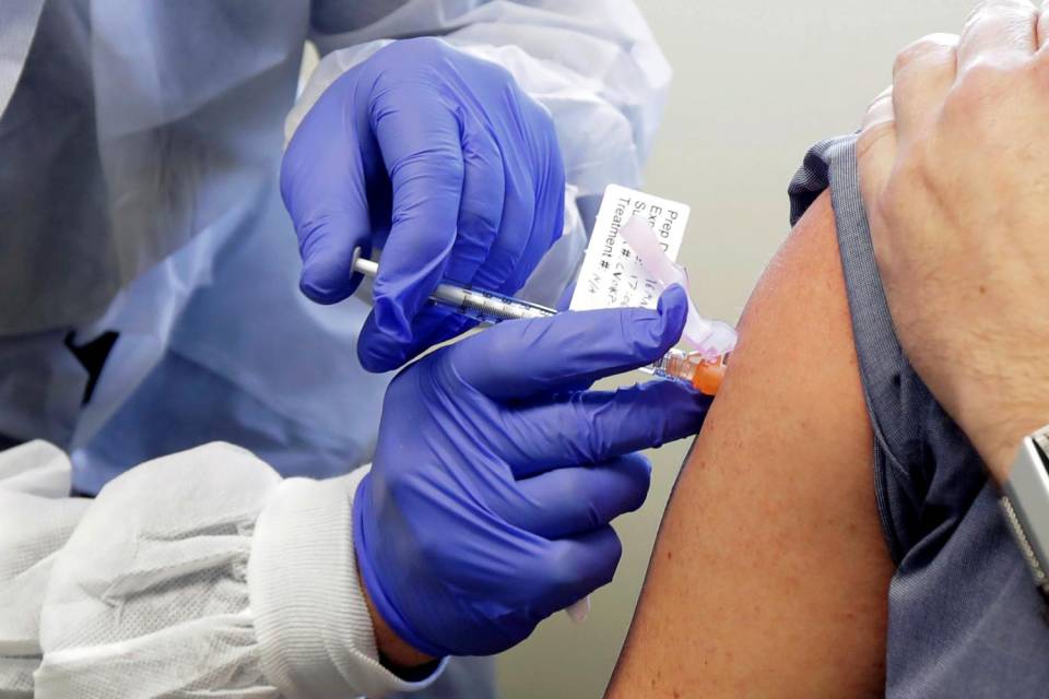 Facebook cancella i post dove si afferma che il Covid-19 sia stato creato in laboratorio e che i vaccini non sono sicuri mentre lancia una nuova campagna per promuovere i vaccini