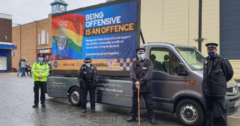 Il circo woke colpisce ancora: Polizia inglese costretta a rispondere dopo aver esposto un cartellone con scritto “Essere offensivi e` un reato”