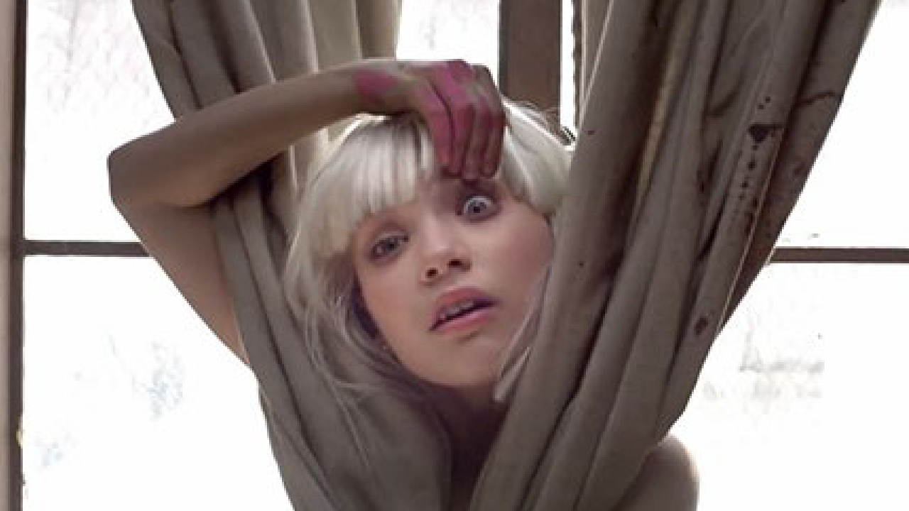 L’inquietante messaggio dietro i video di “Chandelier”, “Elastic Heart” e “Big Girls Cry” di Sia