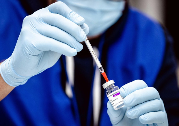 Aifa, sospensione precauzionale del vaccino AstraZeneca. Stop anche in Francia e in Germania