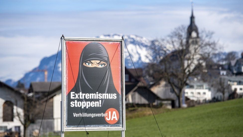 Manifesti promossi dal Partito popolare svizzero, con una donna in un niqab nero e didascalie come "Stop all'estremismo!" e "Stop all'Islam radicale!"