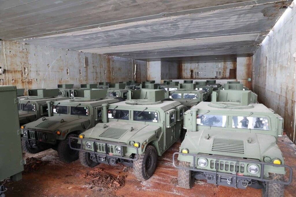 Gli Stati Uniti stanno inviando i loro veicoli blindati al fronte nel Donbass