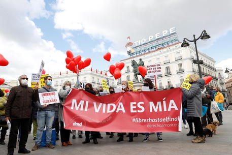 La Spagna legalizza l’eutanasia, è il settimo Paese al mondo