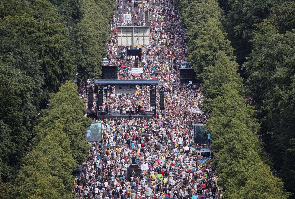 A Berlino migliaia di persone manifestano contro le restrizioni COVID-19