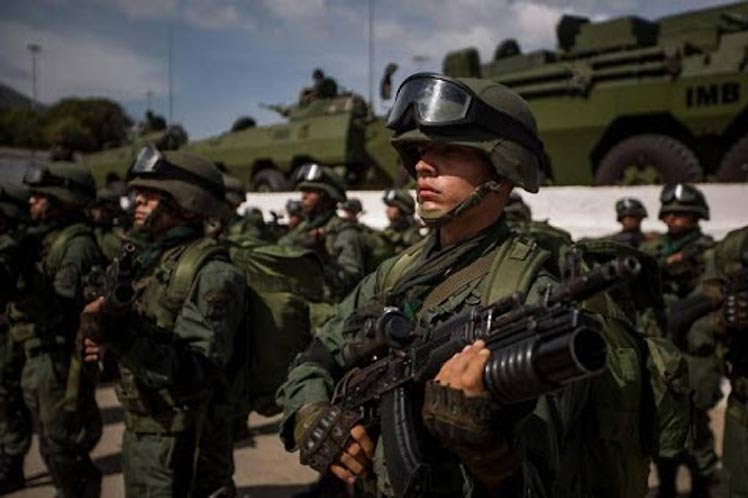 Forze speciali venezuelane ad azione rapida al confine con la Colombia