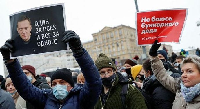 Ma quelli per Navalny non sono “assembramenti”?