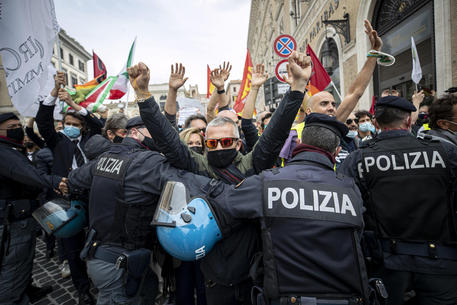 Roma. I lavoratori Alitalia occupano Piazza Venezia
