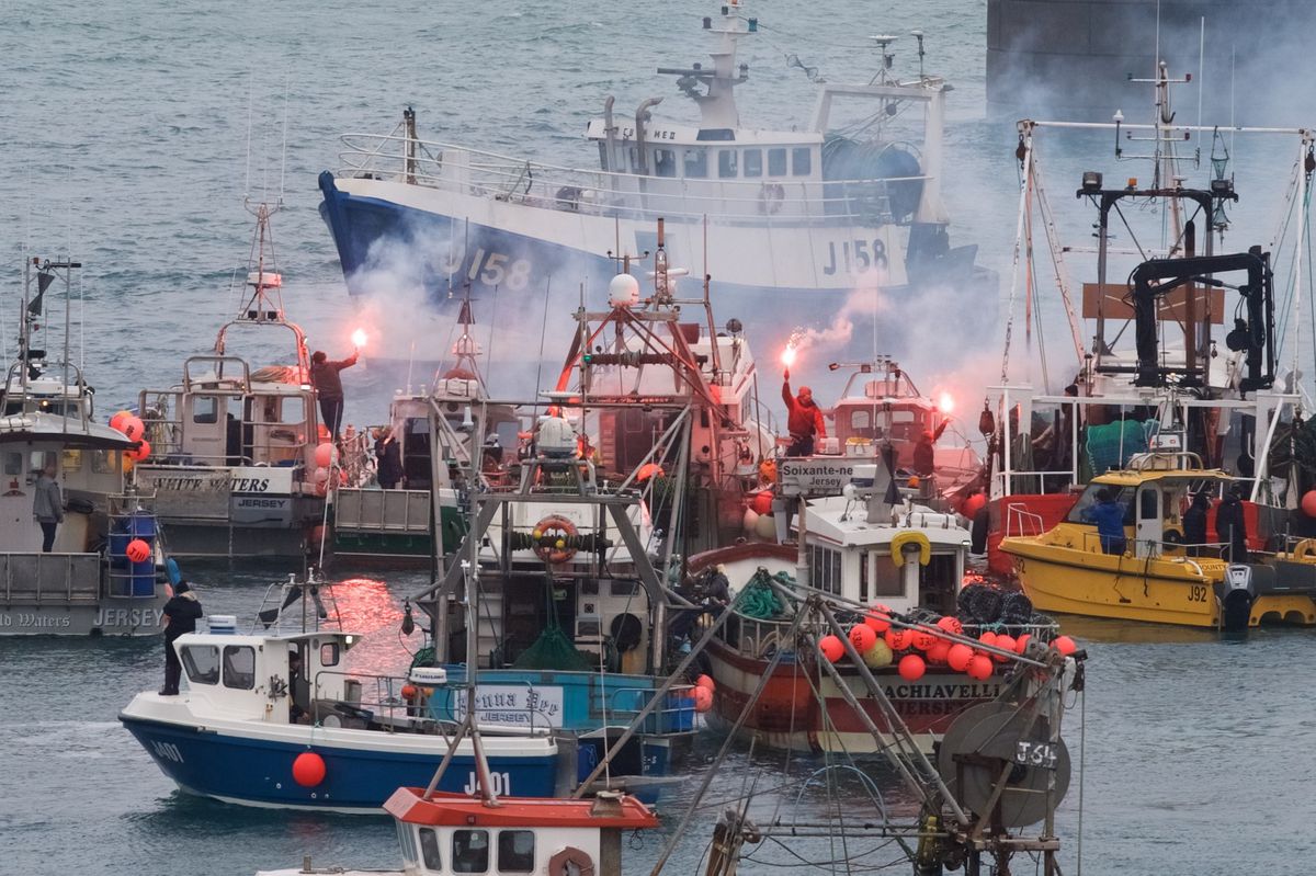 Brexit, i pescherecci francesi lasciano le acque di Jersey dopo arrivo navi militari UK