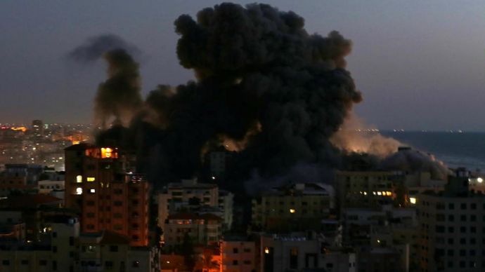 Israele bombarda strutture civili a Gaza. Hamas risponde con 130 razzi su Tel Aviv