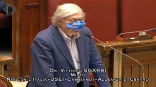La reazione di Sgarbi per il TSO al ragazzo che rifiuta mascherina