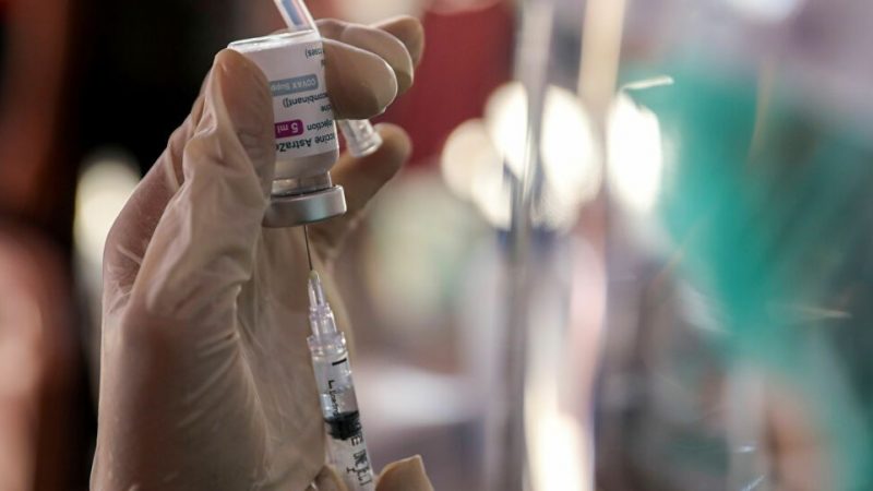 “Non vaccinate i giovani e i sani”. Sull’appello di medici svedesi