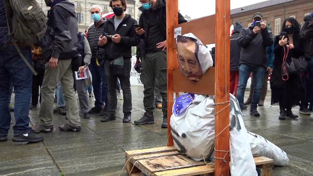 Video. 1 Maggio. Torino, cariche della Polizia. Decapitato fantoccio Draghi