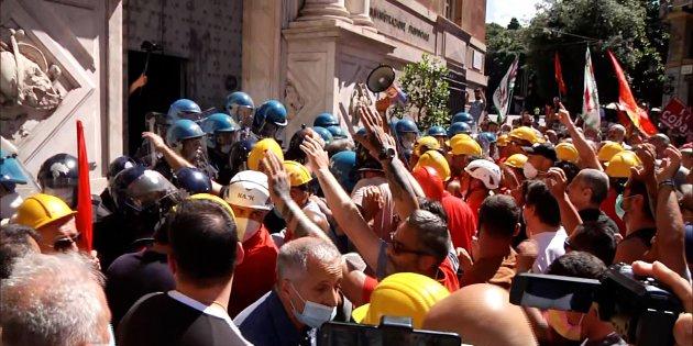 “La rovina dell’Italia siete voi”: la lotta dei lavoratori dell’ex-Ilva scuote Genova