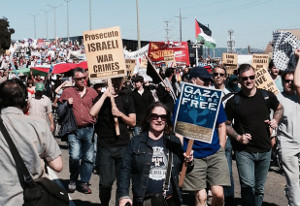 Manifestanti bloccano lo scarico di navi israeliane a Oakland