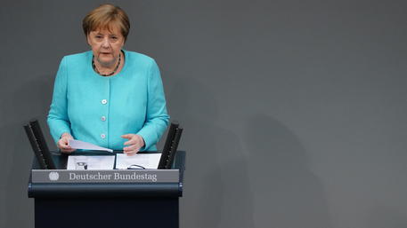 Merkel: UE deve cercare “contatto diretto” con Putin