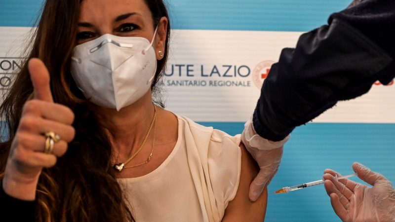 Milano Finanza: “I vaccini anti-Covid sono più rischiosi di quanto finora pubblicizzato?”