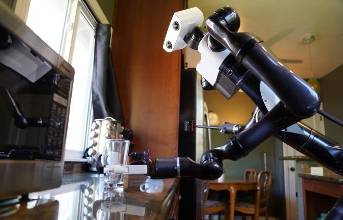 Toyota allena i suoi robot a pulire anche tavoli a specchio (e a farsi selfie)
