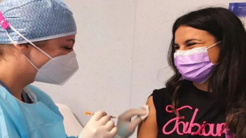 «Troppi rischi», l’inventore dei vaccini mRNA mette in guardia i giovani