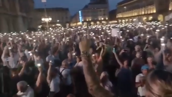 A Torino la prima grande manifestazione contro il green pass
