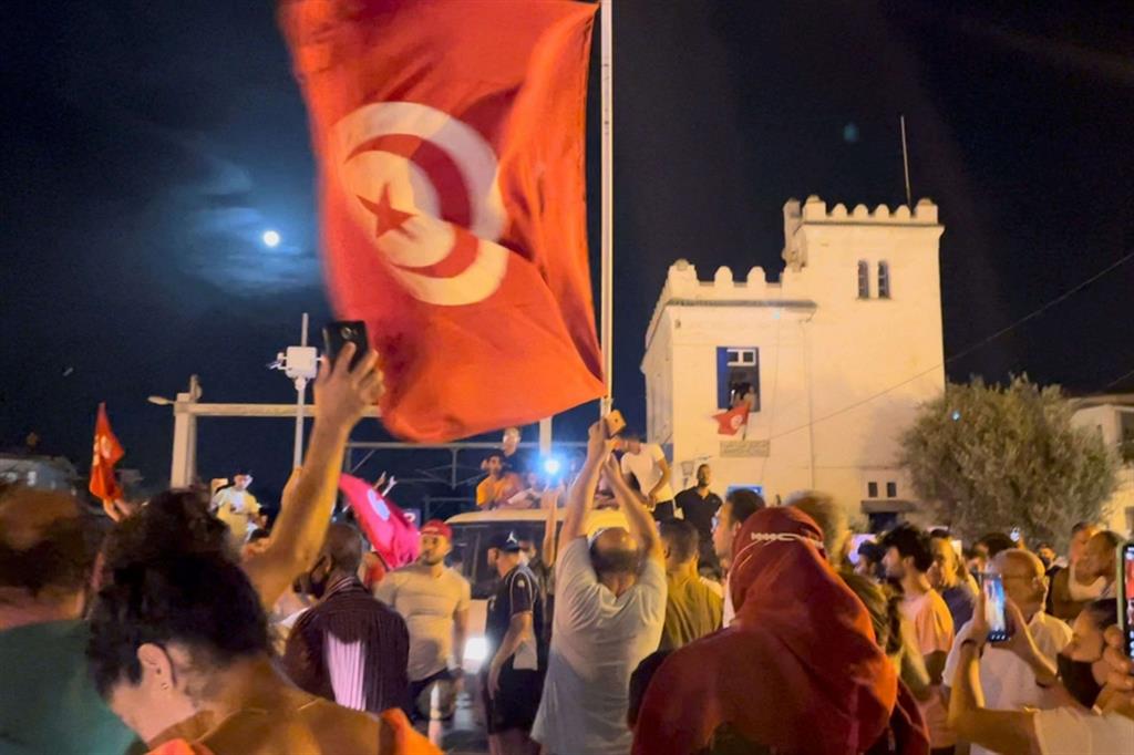 tunisia parlamento sciolto