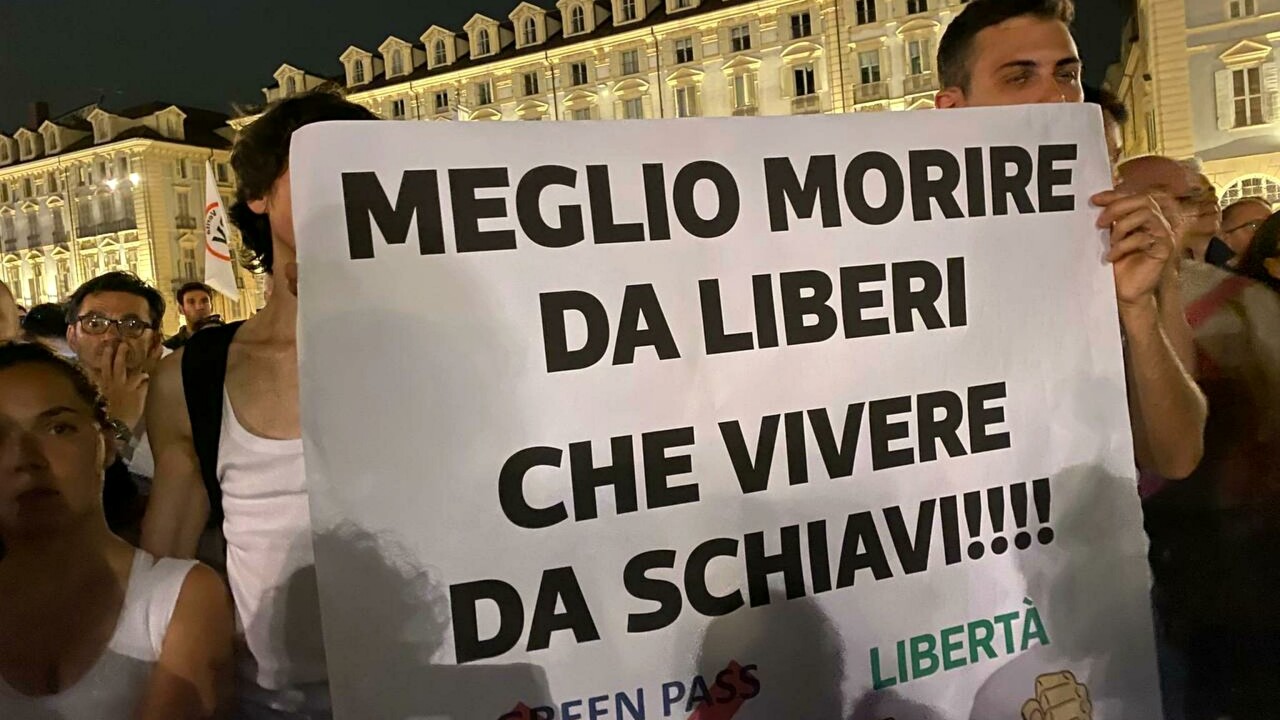 Gli italiani scendono in strada per protestare contro il Green Pass obbligatorio