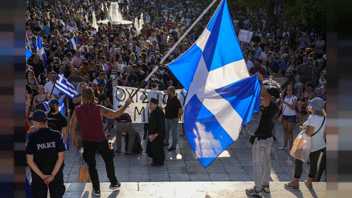 Grecia: di nuovo in migliaia contro l’obbligo vaccinale, la polizia usa lacrimogeni e idranti
