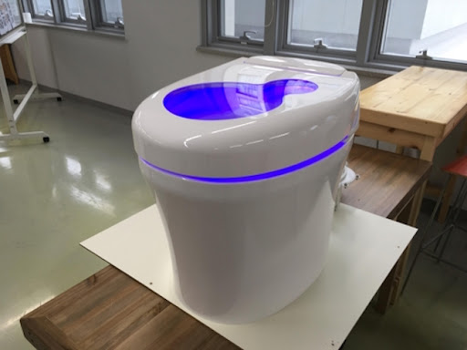 Scienziato crea una toilette che trasforma le feci in energia verde