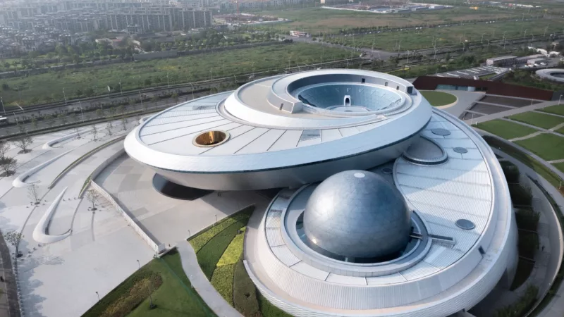 Shanghai: il più grande museo di astronomia del mondo non ha linee rette.
