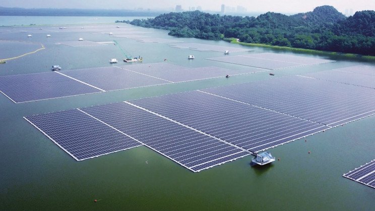 Singapore vara un impianto solare galleggiante da 122.000 pannelli