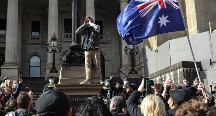 Australia: multe fino a 11.000 $ per contenuti online contro il lockdown