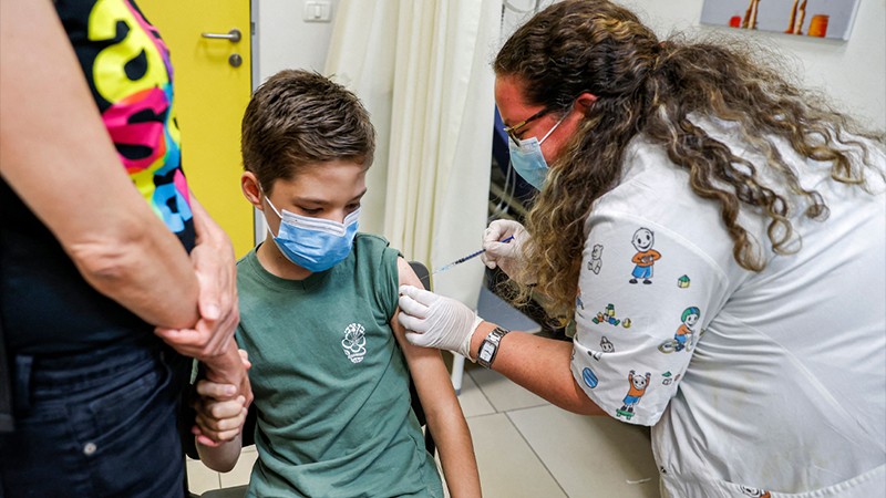 Un bambino viene sottoposto a vaccinazione