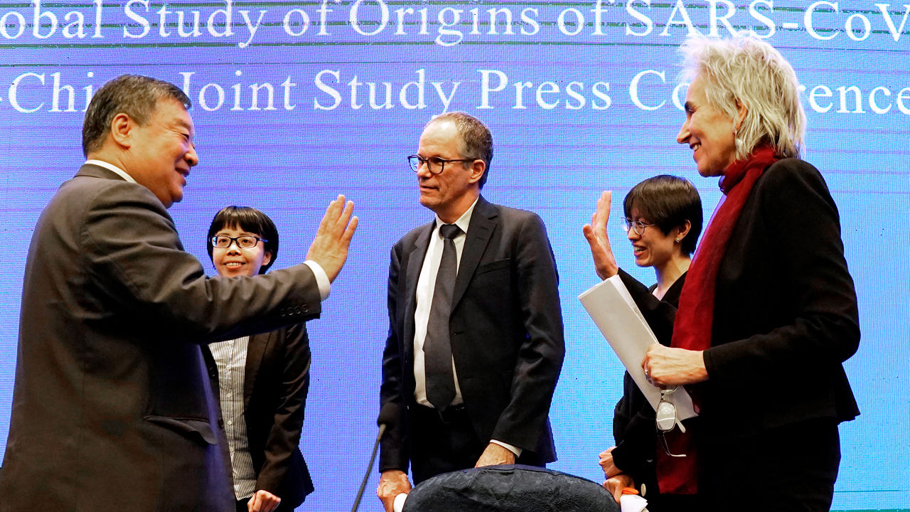 Peter Ben Embarek (al centro) e Marion Koopmans (a destra) salutano la loro controparte cinese Liang Wannian (a sinistra) dopo la conferenza stampa del 9 febbraio per discutere i risultati di un'indagine congiunta sulle origini della pandemia. FOTO AP/NG HAN GUAN