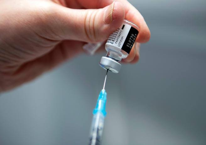 Falso che il vaccino Pfizer sia ufficialmente approvato