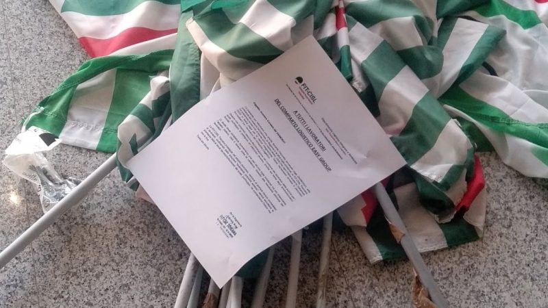 Gkn. Operai rimuovono bandiere della Cisl: “Non ha legittima politica al presidio”