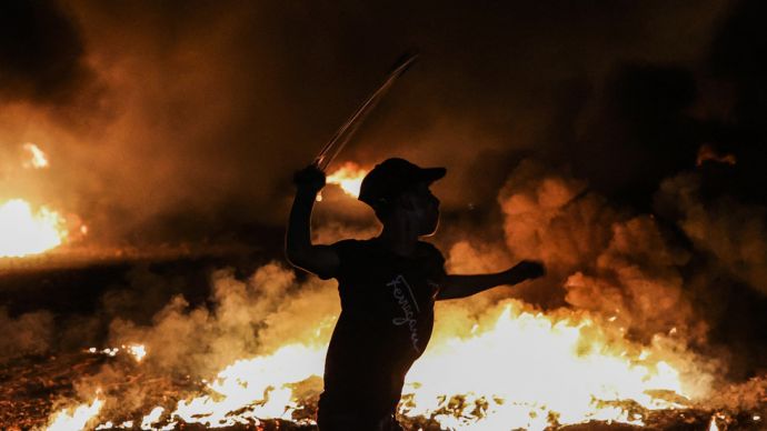 Palestinesi chiedono fine del blocco su Gaza, ma Israele bombarda e reprime le manifestazioni