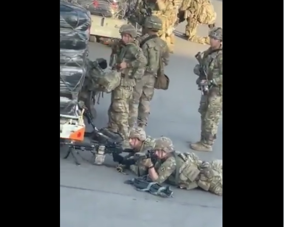 Soldati britannici e statunitensi sparano ai contractors afgani all’aeroporto di Kabul