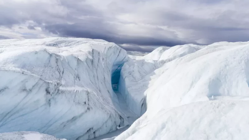 5 strutture misteriose nascoste sotto la calotta glaciale della Groenlandia
