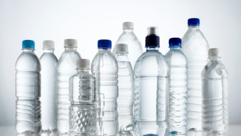 Acqua in bottiglia, impatto anche 3500 volte più alto