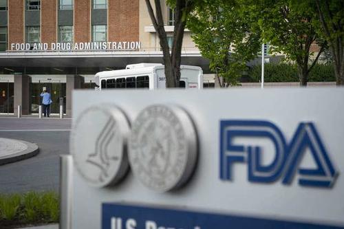Due alti funzionari della FDA si dimettono per i disaccordi con la Casa Bianca riguardo la terza dose