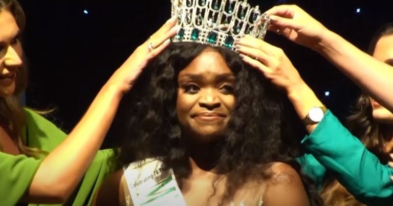 Ex rifugiata diventa la prima donna di colore a vincere Miss Irlanda, si lamenta del razzismo