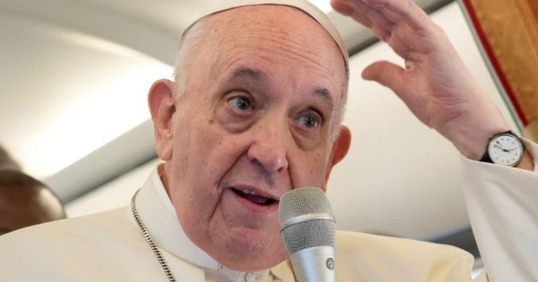 Il Papa afferma che i suoi critici stanno eseguendo “l’opera del diavolo”