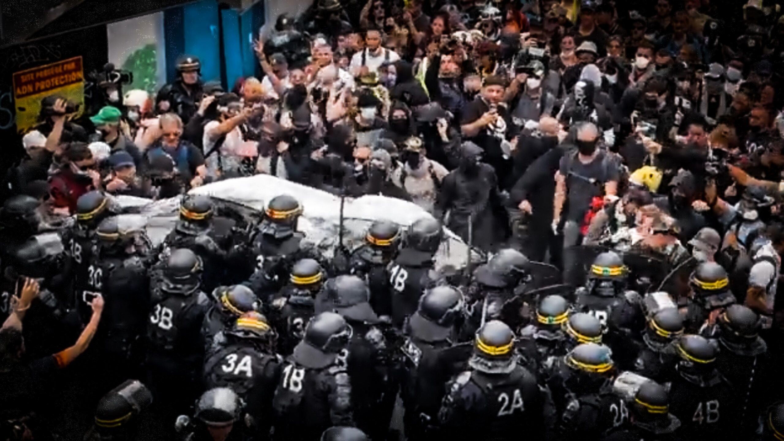 Scontri con la polizia alle manifestazioni di Parigi: le immagini