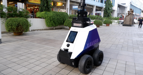 Singapore ha schierato robot per pattugliare le aree pubbliche