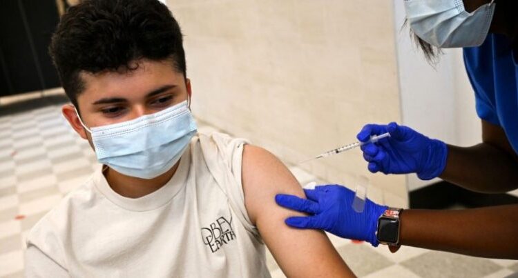 Vaccino: gli adolescenti hanno sei volte più probabilità di soffrire di problemi cardiaci