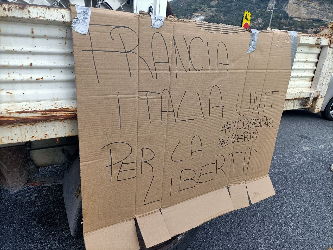 Asse Italia-Francia contro il Green Pass: da Ventimiglia parte la protesta