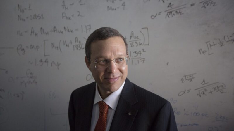 Avi Loeb, Harvard, rilancia: l’universo? Creato in laboratorio dagli alieni